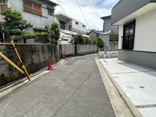 前面道路は交通量の少ない道ですのでお駐車の際も急くことなく駐車いただけます♪(周辺)